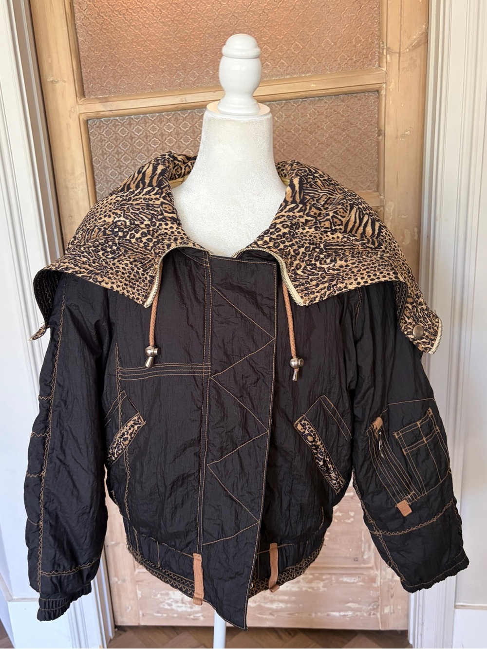 “Free people” style vintage Women’s Black puffer Jacket~Leopard Collar/hood S
